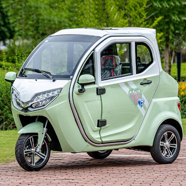 fully-enclosed-electric-cabin-Scooter-with-trunk